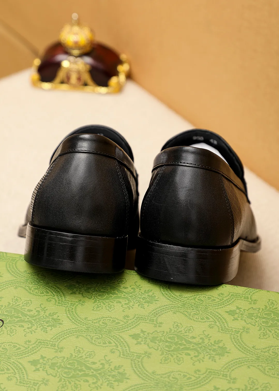 Men's shoes 💰442 💐 Product trademark: GUCCI "Gucci" casual leather shoes Regular size: 38-44 (45.46🉑️customized) Product materials: Selected imported first-layer calfskin embossed upper + luxury hardware buckle, imported small dyed cowhide leather lining. Strong three-dimensional visual effect, combined outsole Color: 1⃣️color optional